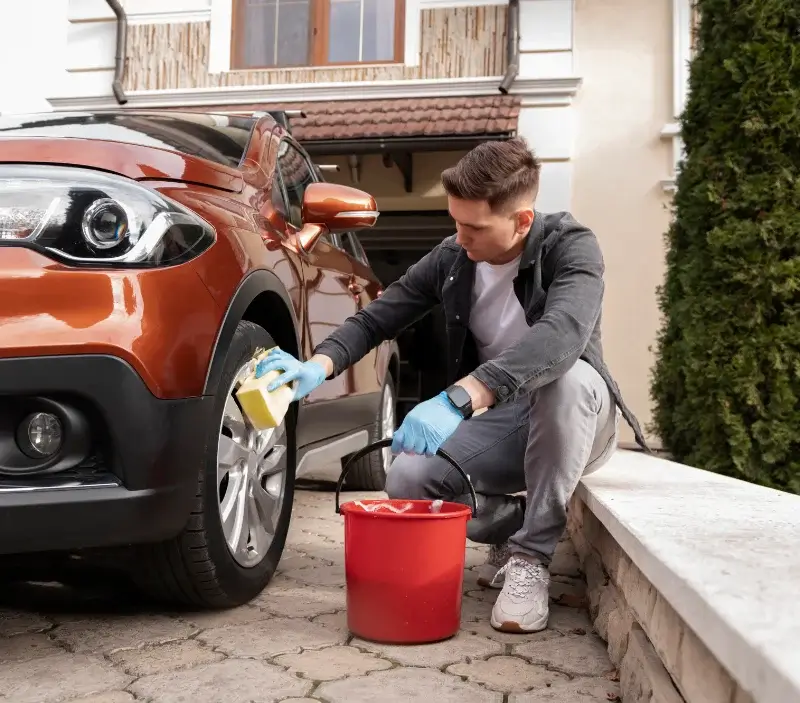 Lavage auto à domicile Saint-André-d'Olérargues : professionnel intervenant sur un véhicule